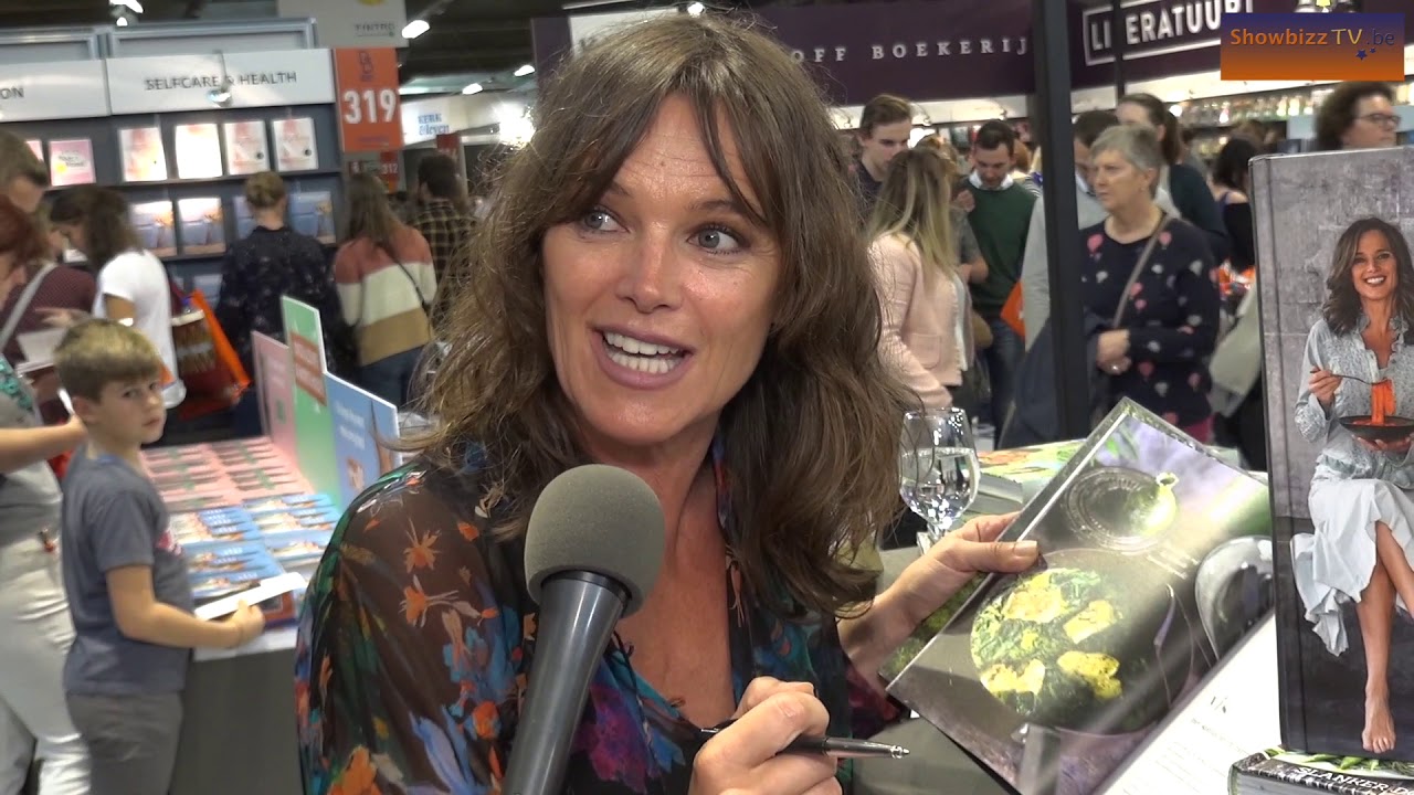 Pascale Naessens amuseert zich op de Boekenbeurs
