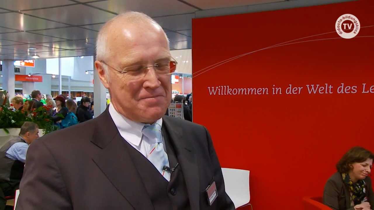 Vom Schulbuch zum &sbquo;Enhanced Textbook' - Wann werden die Schulb&uuml;cher digital?