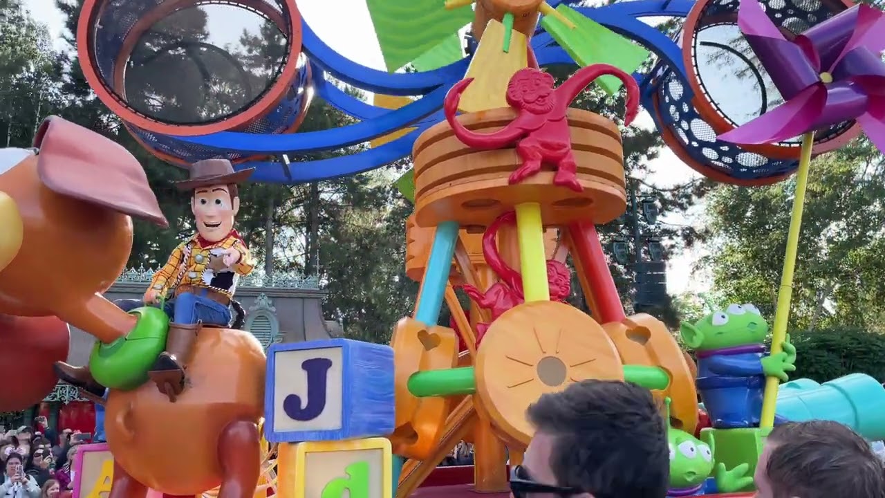 Disneyland Paris: The Main Parade You Can’t Miss! #@niceforme