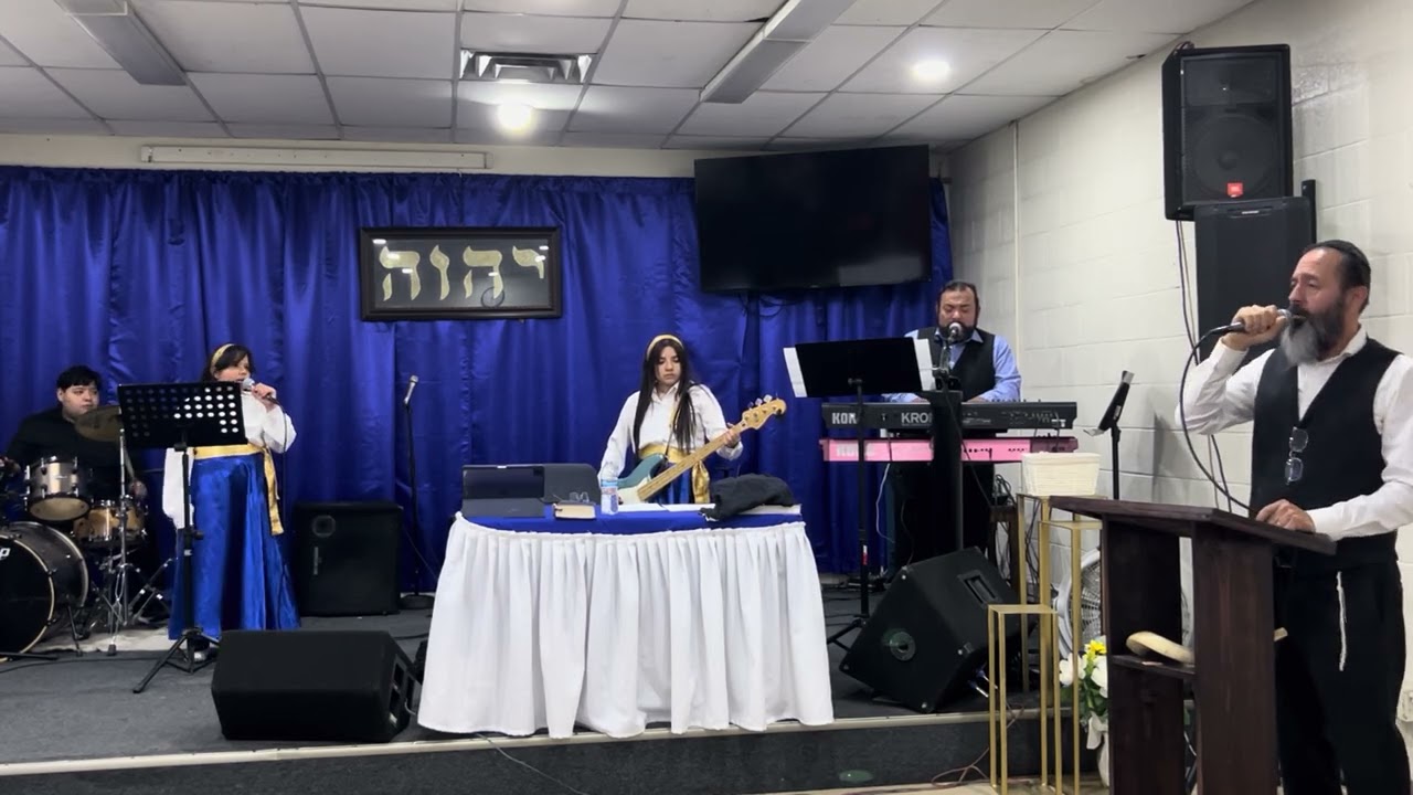 ￼￼ en saltando a  YAHWEH con pandero y danza Rialto, California, ￼￼￼