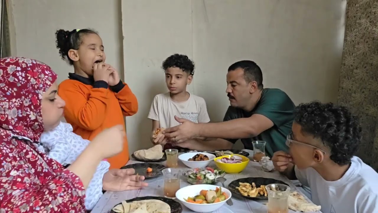 النور قطع واحنا حاطين الطبليه 👀فطرنا في البلكونه وكان يوم من ايام الريف مع لمه العيله على السندوتشات