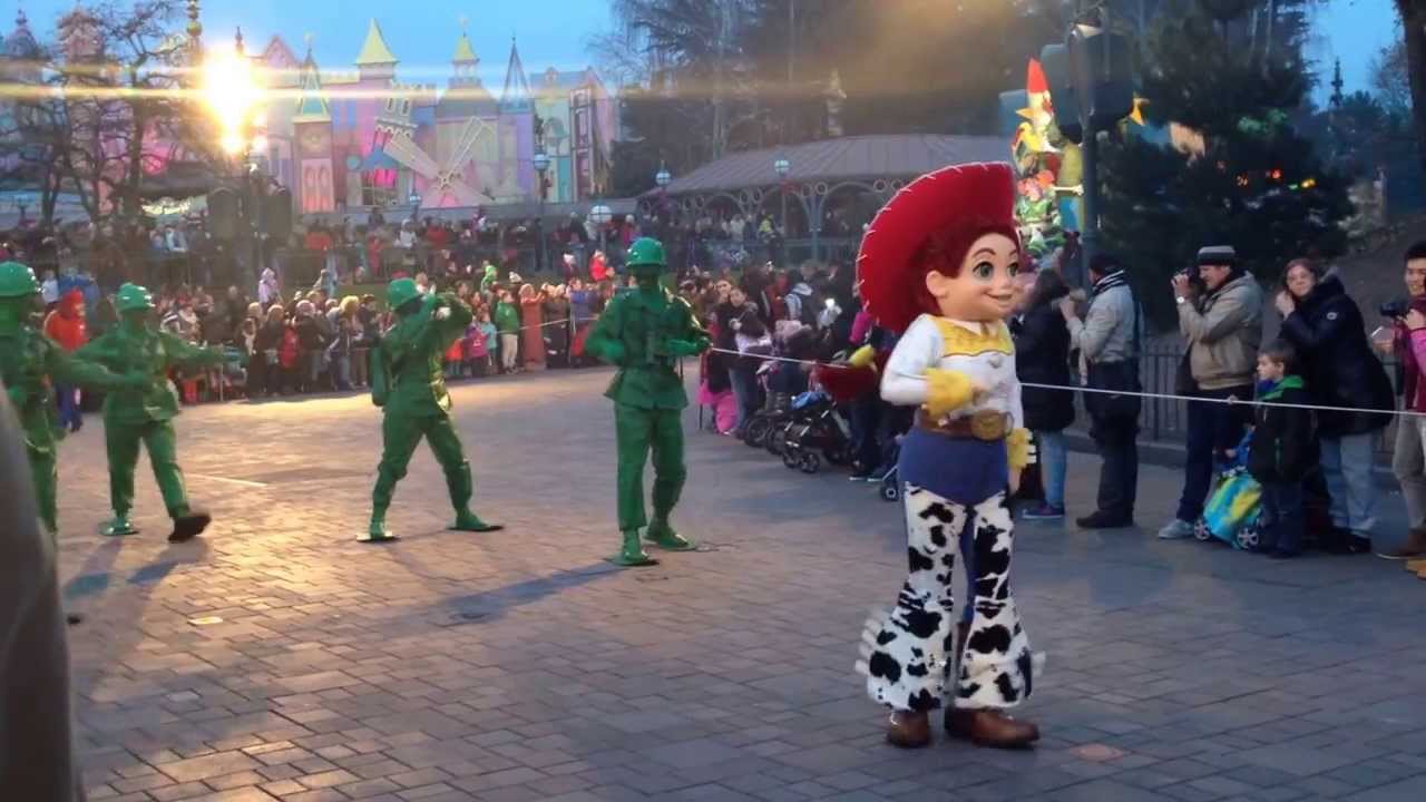 Disneyland Paris - Parade de Noël 2013 - HD