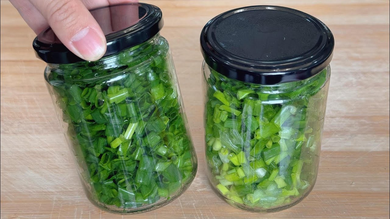 Как сохранить зеленый лук: год хранится свежим!
