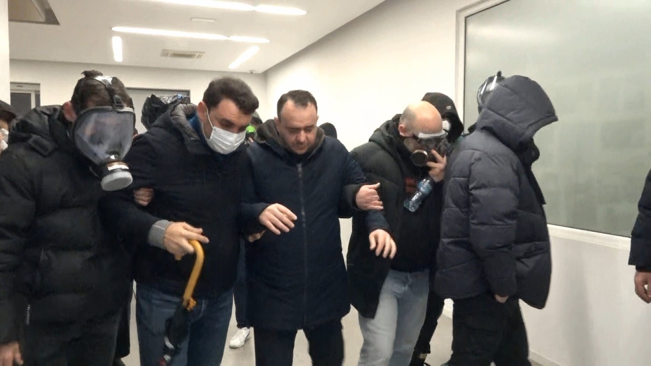 “Na mbyti”, demokratët mbyllen në seli nga gazi lotsjellës