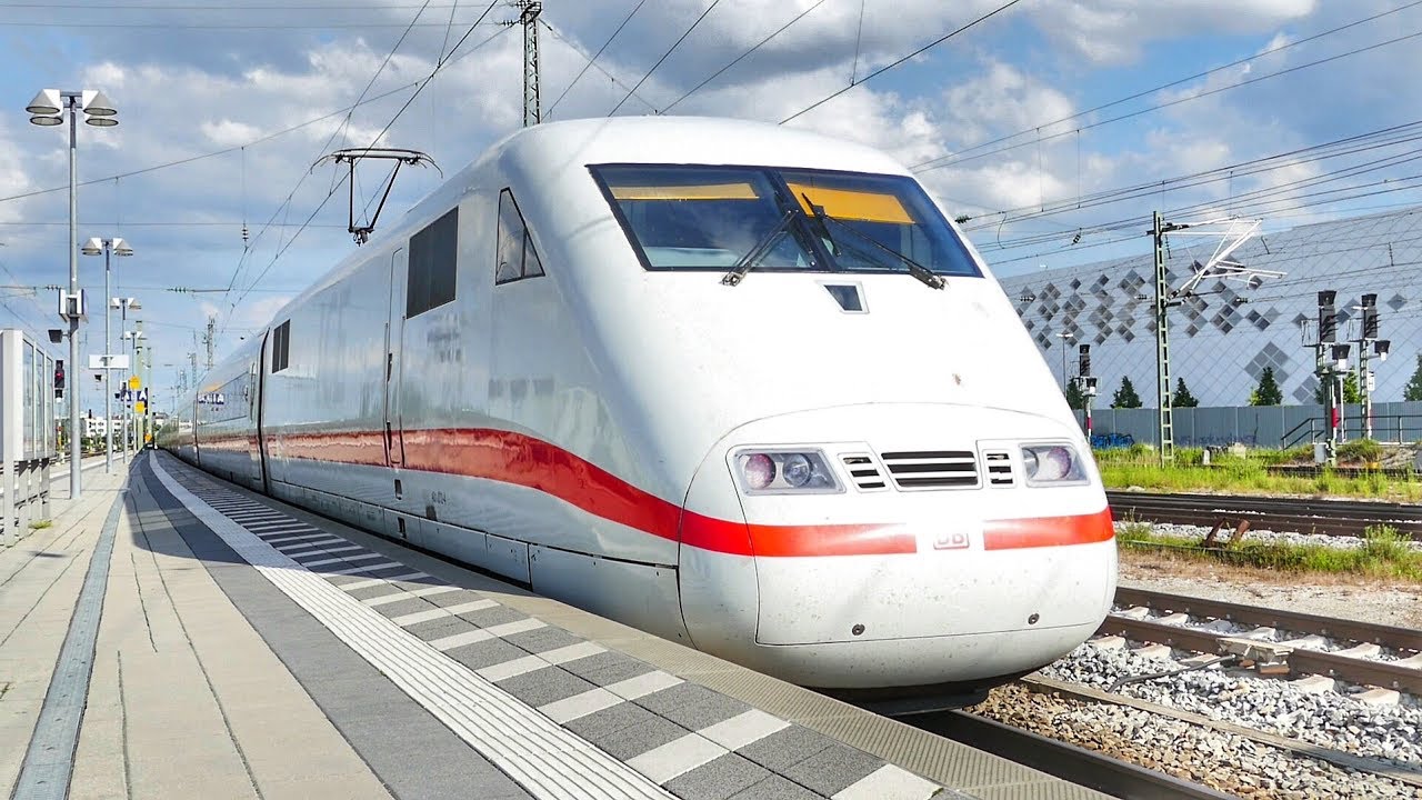 Züge im Bahnhof München Pasing