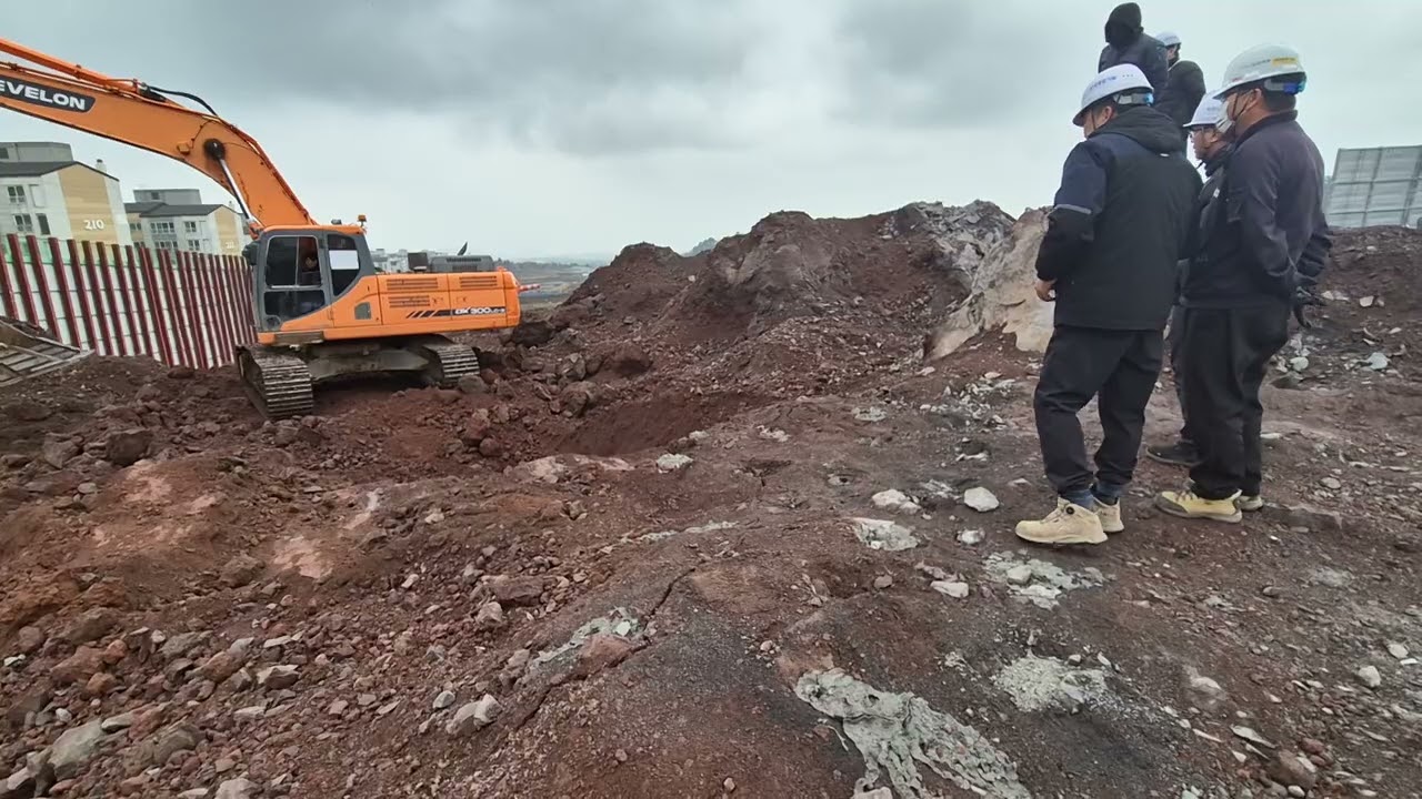 제주도의 현무암 화산암(송이암) 팽창성몰탈을 이용한 무진동암파쇄공법 하루만에 반응Test 제주개발공사(JDC) 유석토건주식회사 010-8878-6627 
