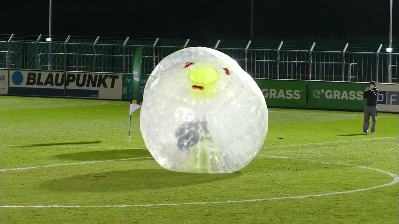 Aufblasbarer Laufball (Halbzeitspiel SV Rödinghausen im Wiehenstadion gegen den Wuppertaler SV)