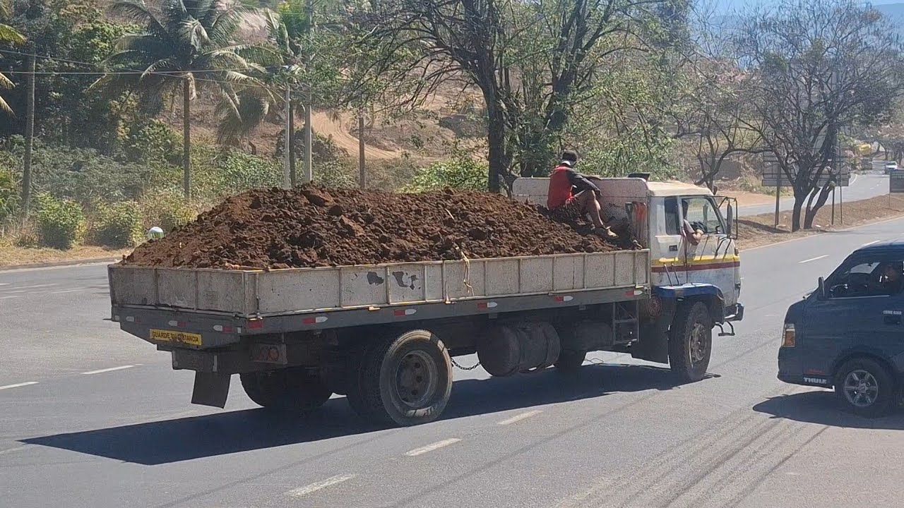 Así el tráfico en una de las carreteras de El Salvador 🇸🇻  @lapanamsv 