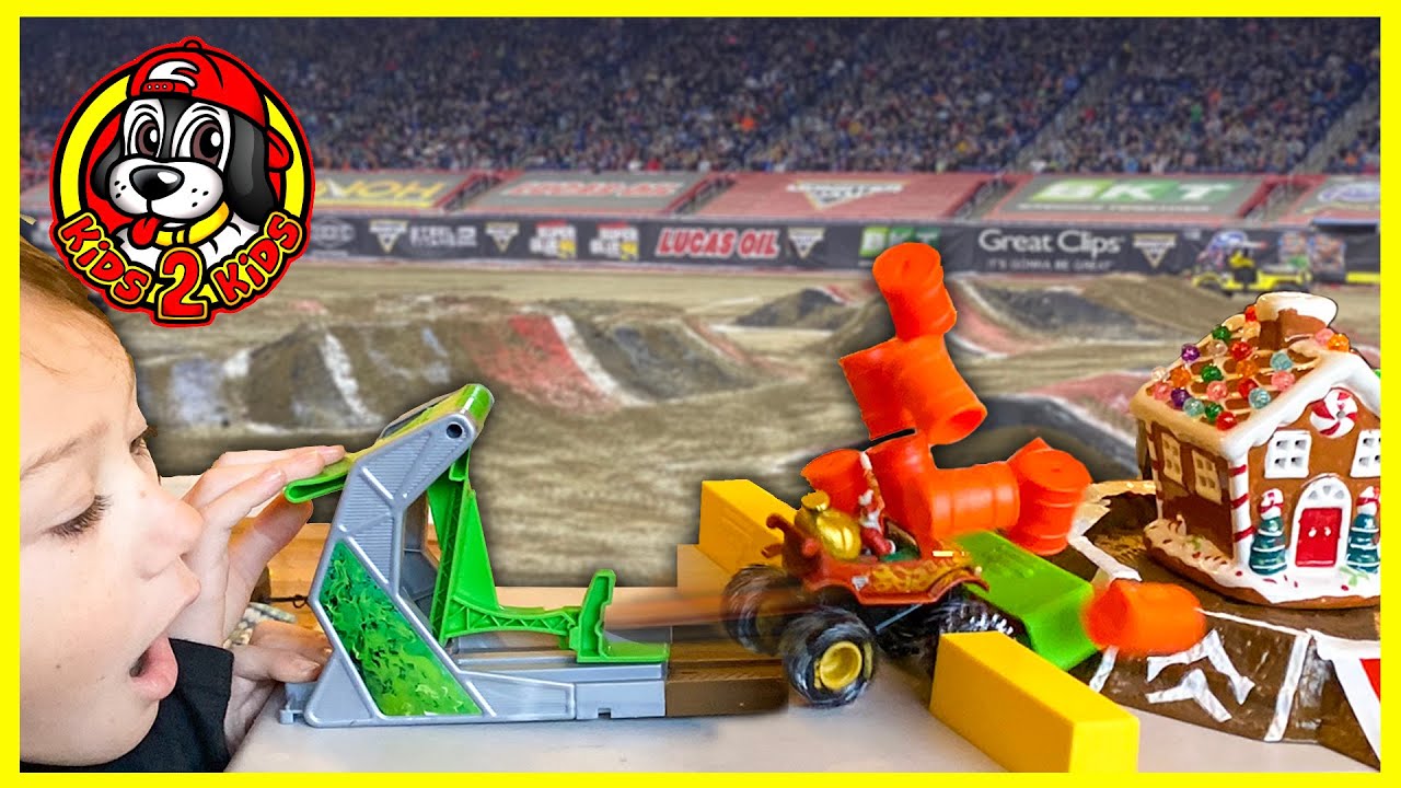🎅🏻 SANTA'S WORKSHOP Monster Jam Truck Freestyle Arena (KIDS2KIDS CHRISTMAS COMPILATION)