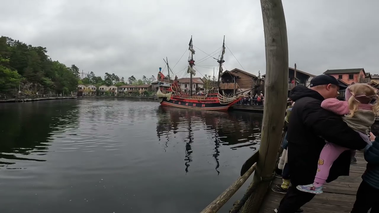 Kaptein Sabeltanns og hans men vekker opp Abra havn