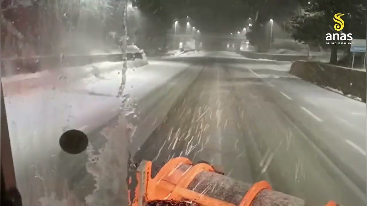 Maltempo in Calabria: neve su SS 107 e SS 108 Bis, mareggiate e caduta massi sul Tirreno