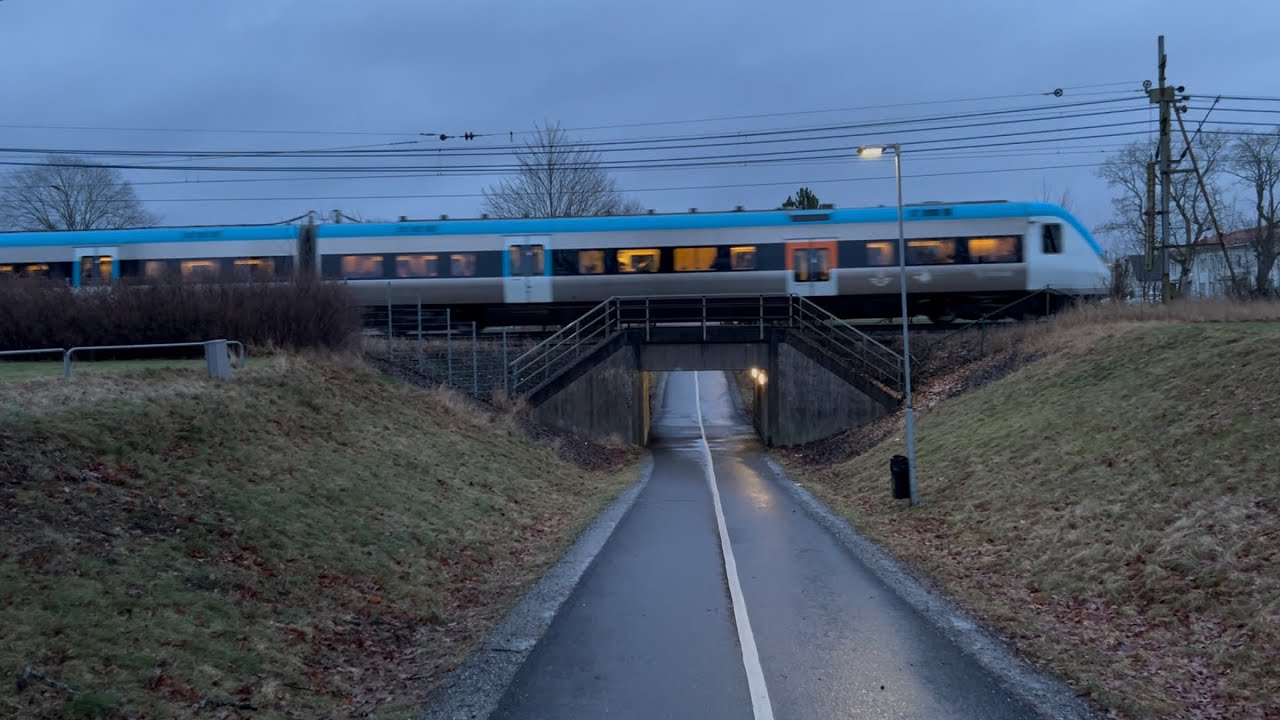 2 SJ Regionaltåg passerar över tunnel i Mellerud - 2 SJ Regional trains in Mellerud, Sweden
