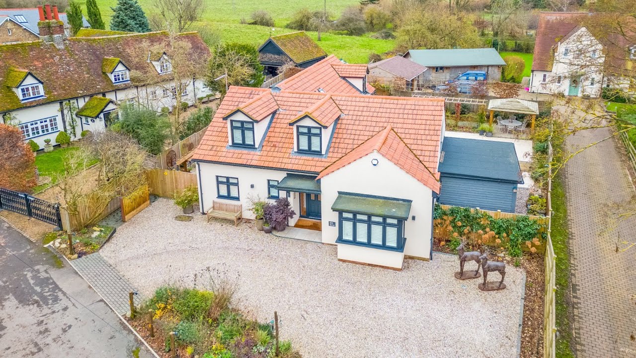 Spacious 4-Bed  Chalet Bungalow Near Hitchin with High-End Renovations and Beautiful Garden