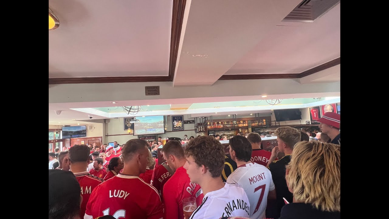 United - Arsenal live pre match atmosphere from pub