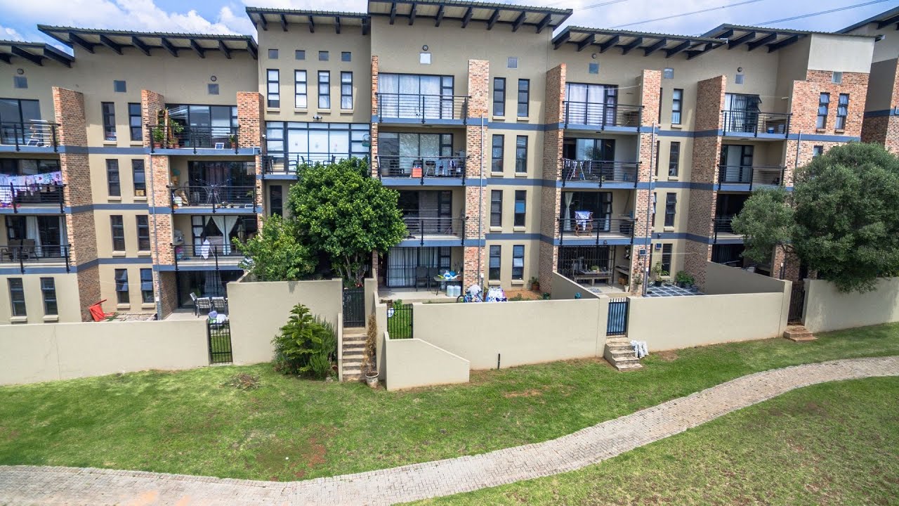 IDEAL LOCK-UP-AND-GO HOME WITH GARAGE AND TWO PARKING BAYS