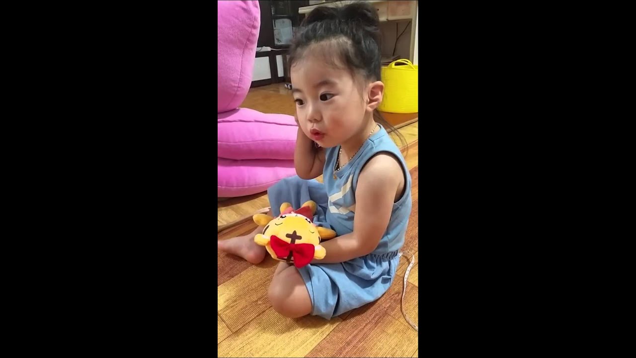 Yebin Plays With Her Hana(하나)~ 하나와 노는 예빈이!