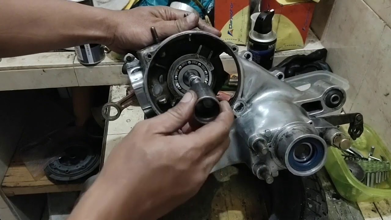 Cara memasang Kruk As Vespa tanpa pukul besi dengan cara profesional dan mengecek penghisapan vespa