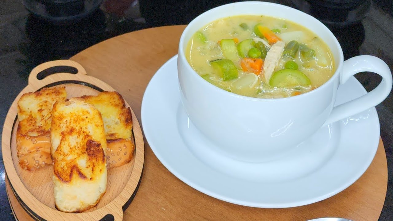  شوربة خضار🍲  كريمية وطعمها لذيذ  تدفى وتدى طاقة هايلة للجسم 