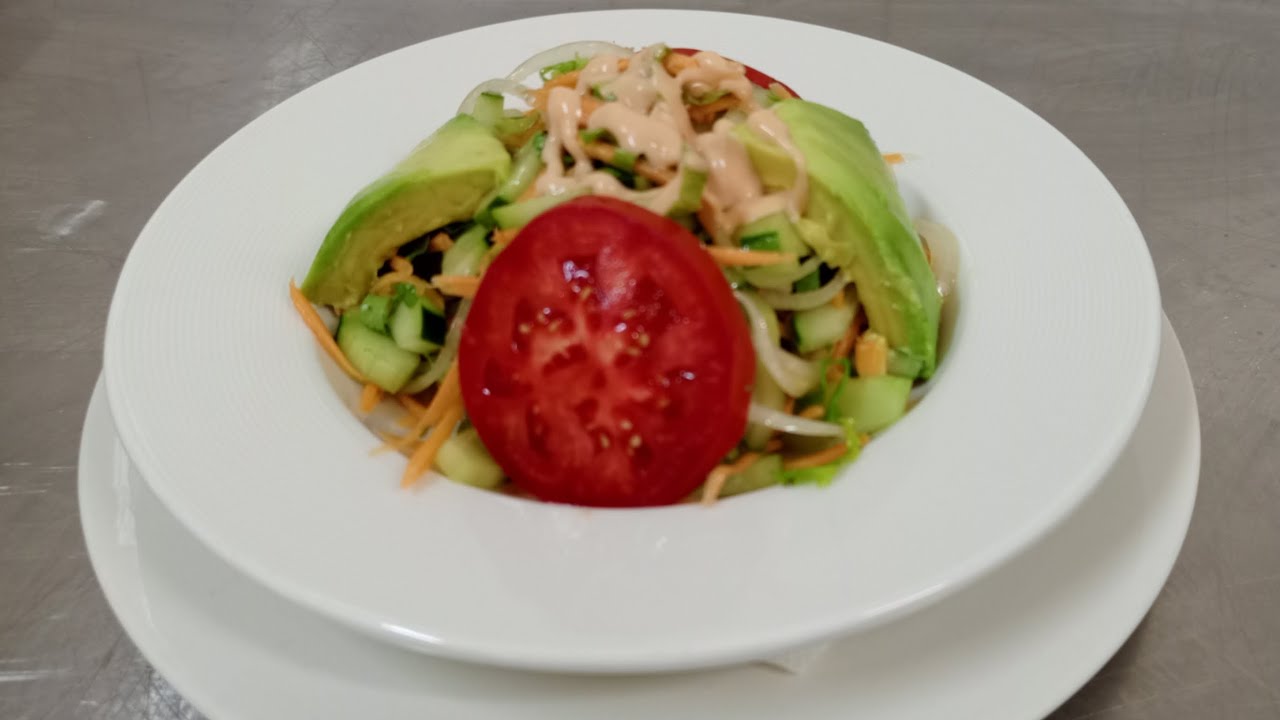 Dore uko wakora salade(fresh garden salad )imeze nkizo muri hotel kandi idahenze