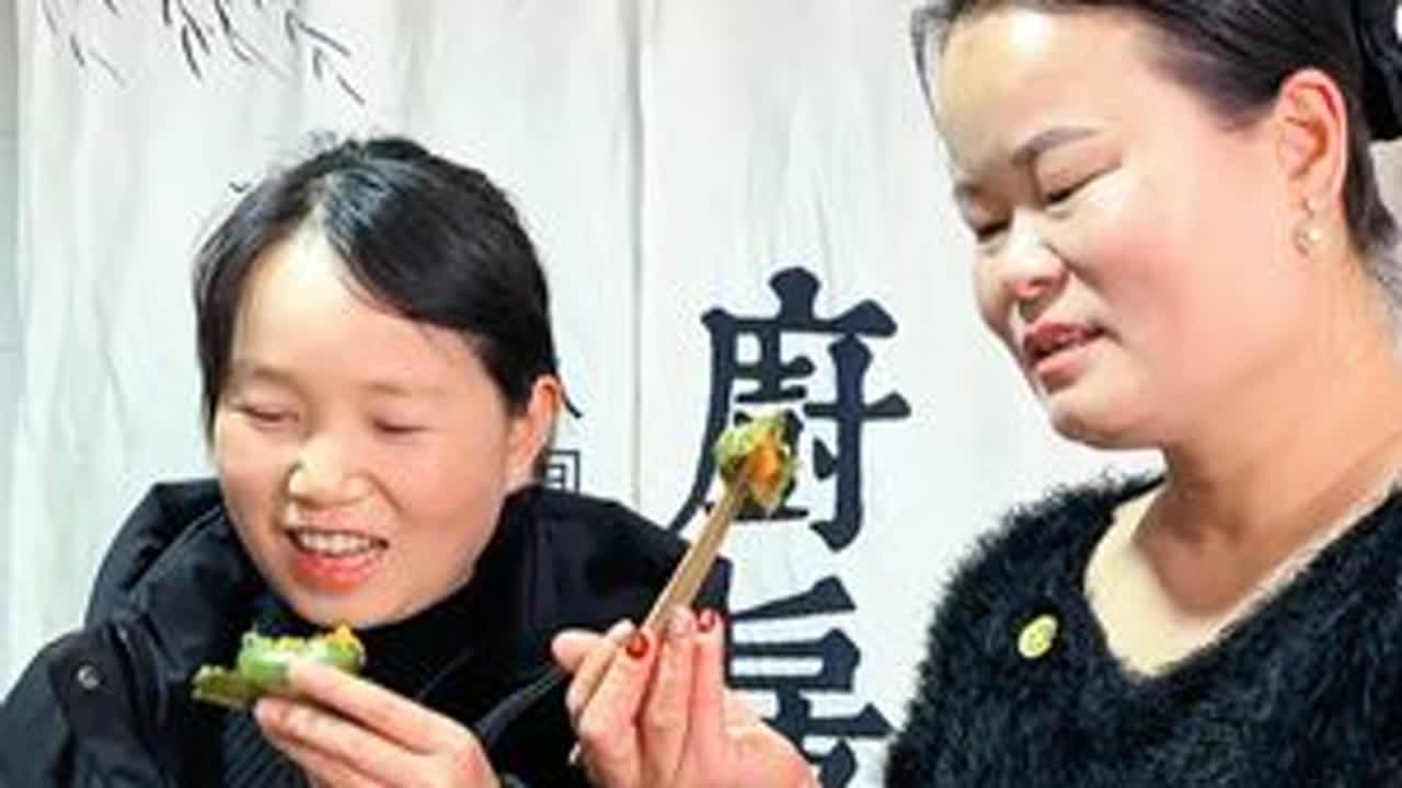 刘姐教做春天的第一口青团 春天的嫩艾叶就是青团的灵魂，吃上一口糯叽叽、香软软的青团，就像咬住一整个春天！#青团太好吃了 #春天的味道 #生活vlog #美食趣胃计划