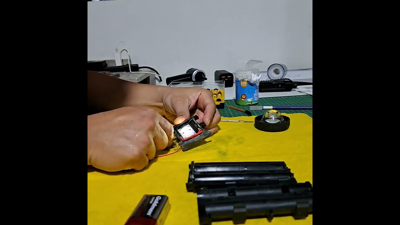 Mantenimiento y Limpieza de linterna cerrificada para bomberos.