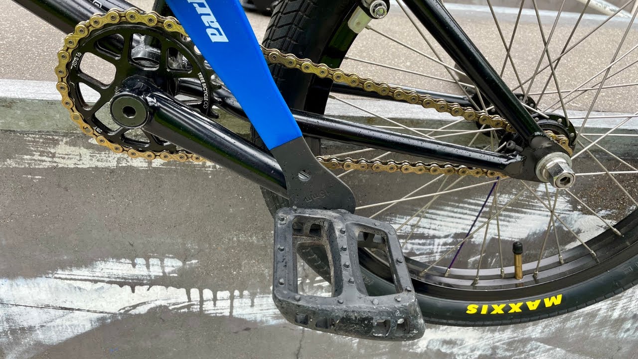Как поменять педали на велосипеде BMX