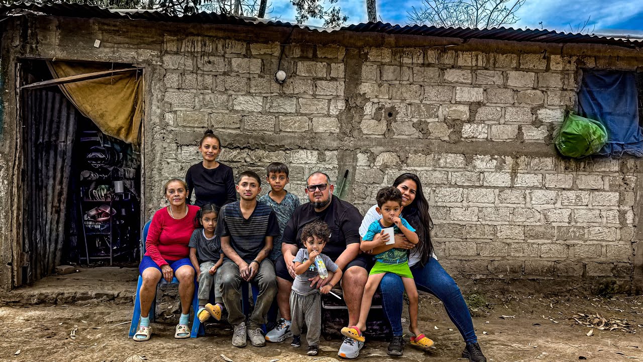 Su almuerzo era un BANANO, así VIVEN los mas POBRES de El Salvador 🇸🇻
