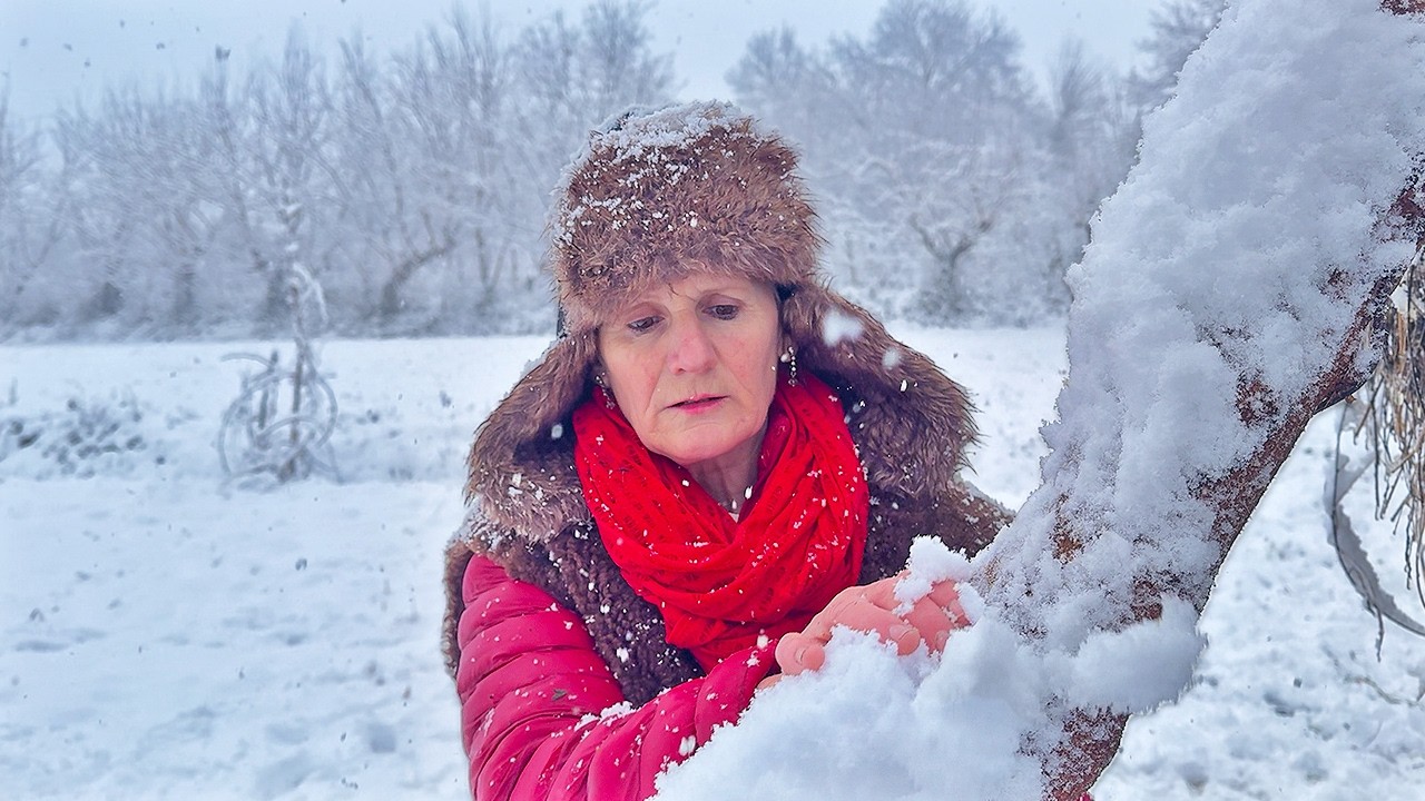 Albanian Village Life: Snowy Days and Timeless Cooking Traditions! ❄️🍲🇦🇱