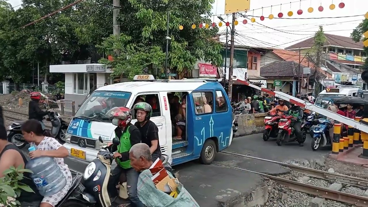 Perlintasan padat pengendara hanya ada di stasiun gang sentiong