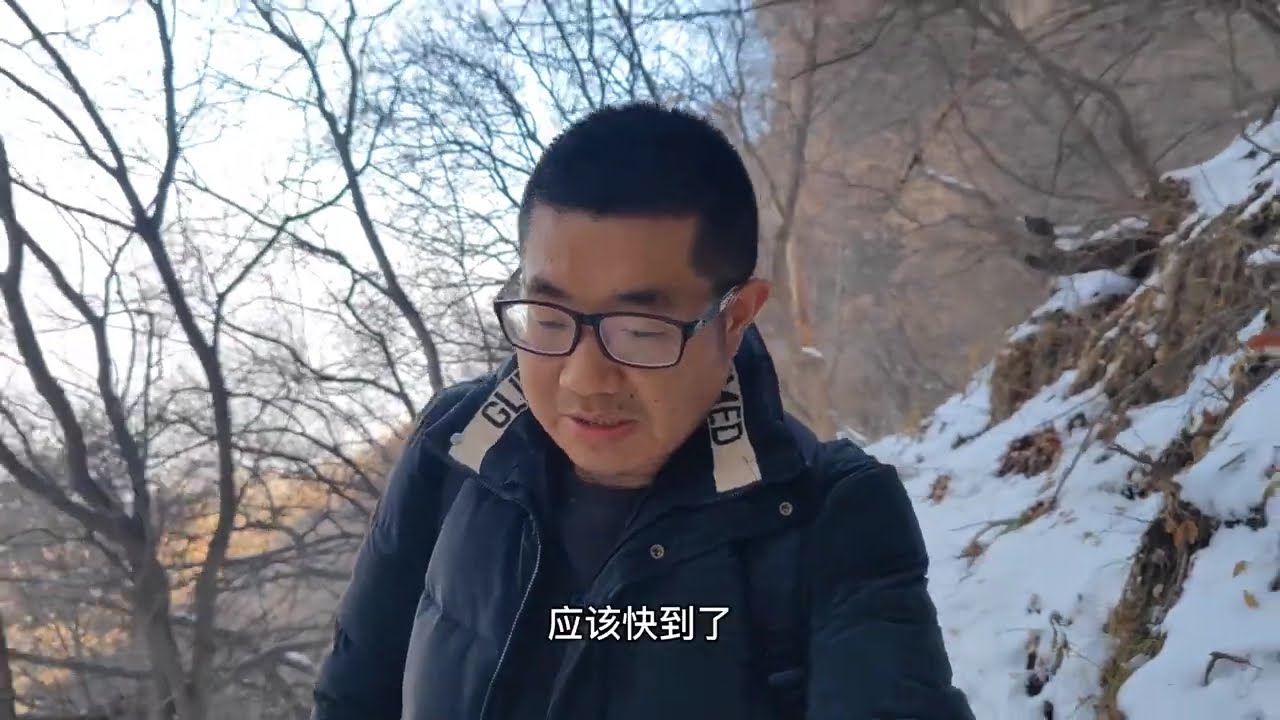 秦岭终南山九华山海拔1776米，寺院建于唐代，大殿全建在山顶之上,早上沿着小路踏这雪徒步3个多小时到达山顶#雪 #雪景 #九华山旅游攻略 #秦岭终南山隧道 #大自然 #冬天 #旅游 #登山