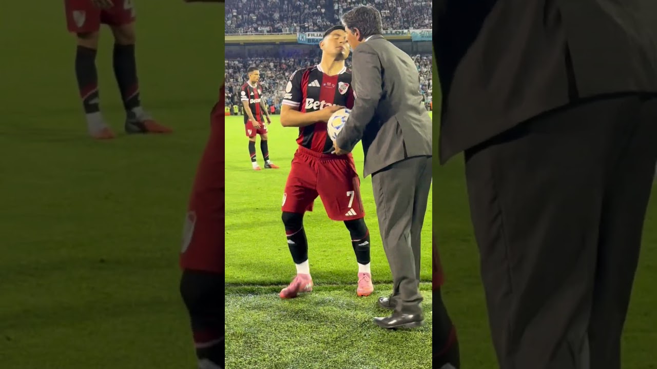 👏 El Matador, Maxi Salas, reconocido por el hincha de River en un partido muy especial para &eacute;l