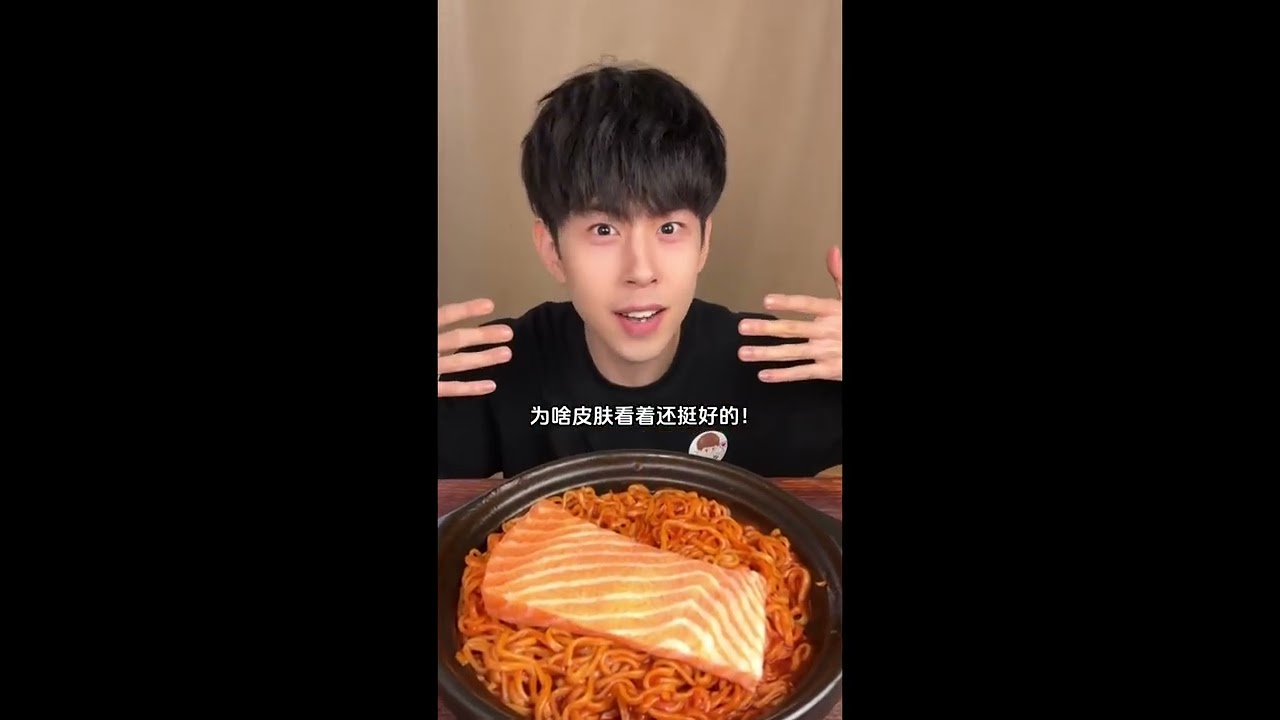 挑战用一根芝士烤肠炫一碗火鸡面