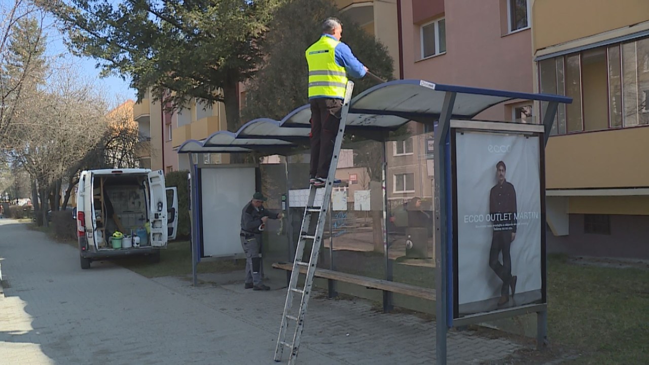 Sociálny podnik v akcii: zastávky a ulice získavajú nový, krajší vzhľad