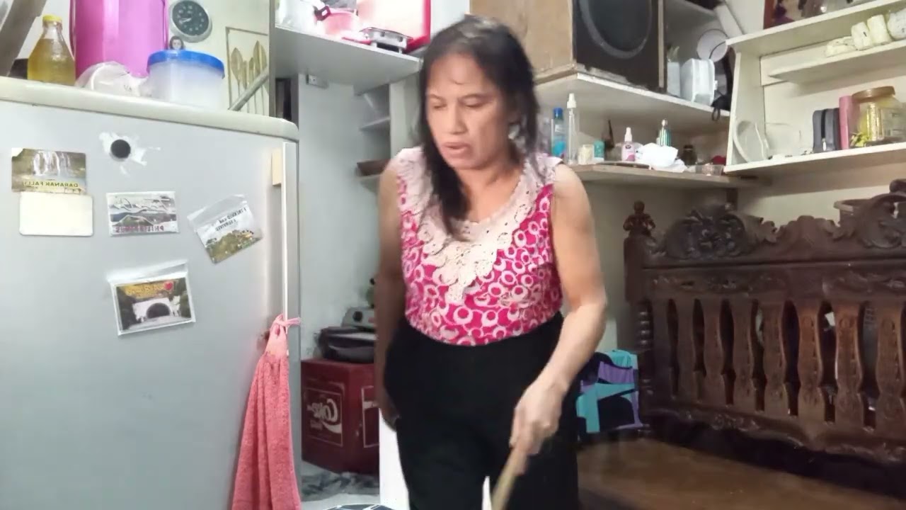 Nag linis muna ng bahay bago magluto ng gulay.