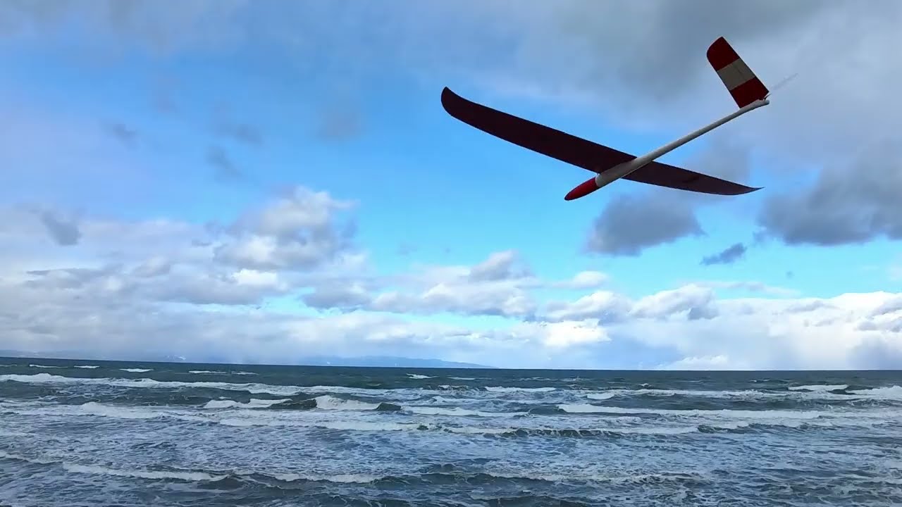 20260131 西海岸Cにて mini Graphite 今年3回目のスロープソアリング　風はやや左手から斜めった4~5m/Sでリフトは弱いものの飛ばせて気が済みました😋