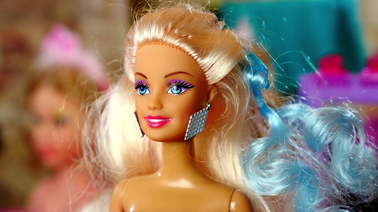 Le salon de beauté. Le maquillage pour la poupée.  La coiffure pour la poupée Barbie.