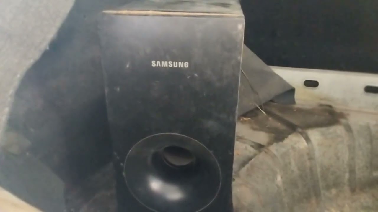 Probando subwoofer de teatro en casa en un estereo de auto.