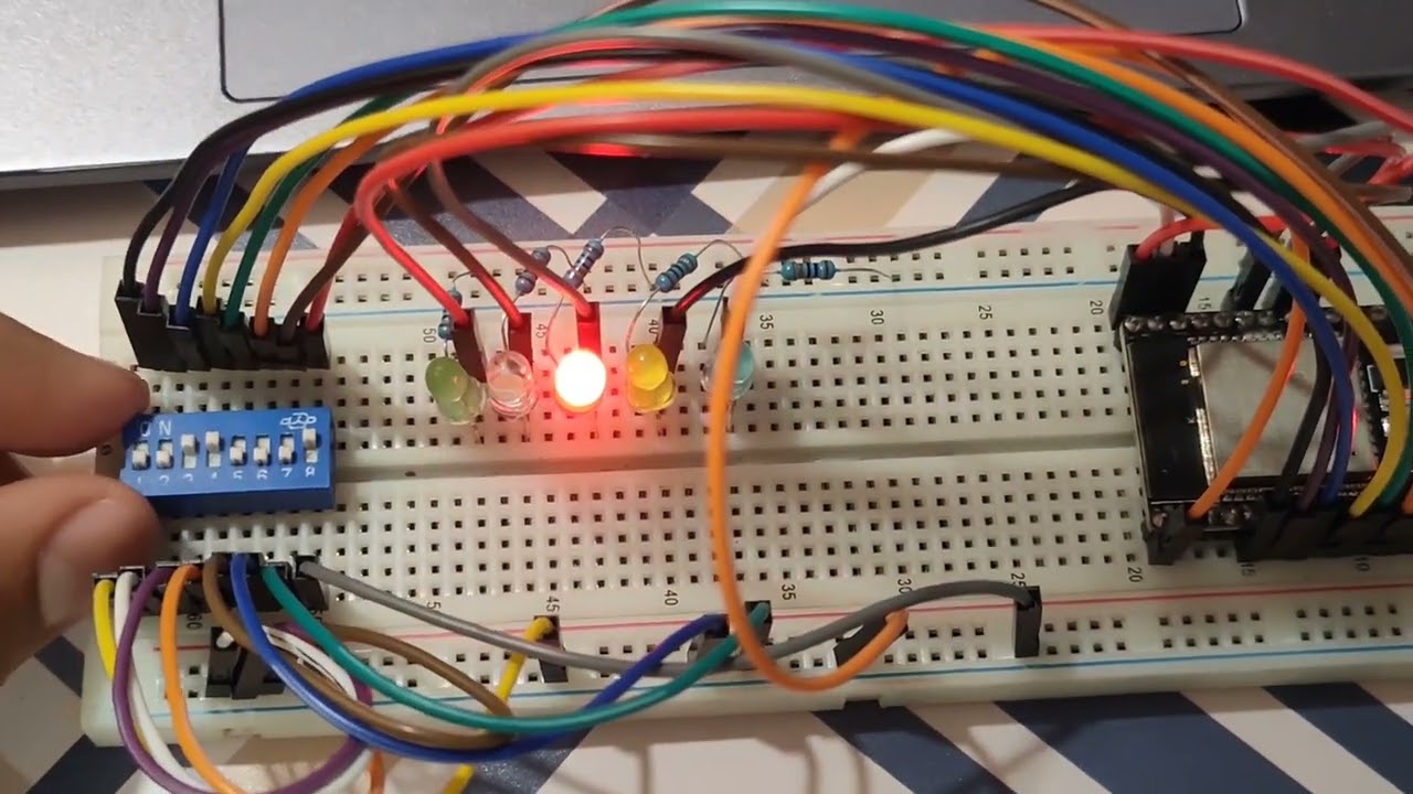 Demostración de circuito sumador de números binarios con ESP32 programado IDE Arduino