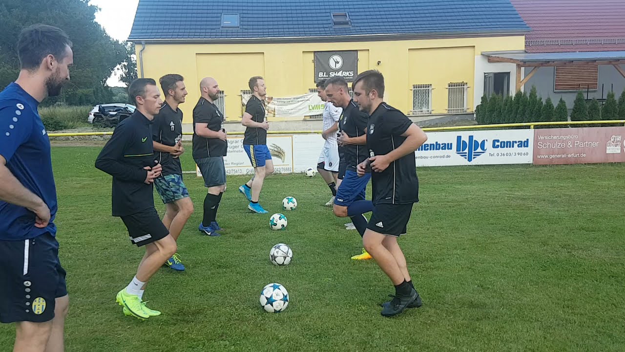Kreatives Fussball Aufw&auml;rm Training mit Spa&szlig; und Fun