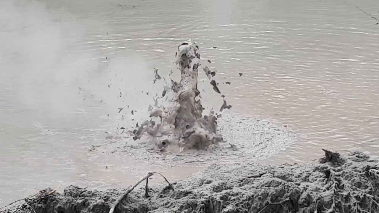Rotorua NZ Popping mud in the Mud Pool