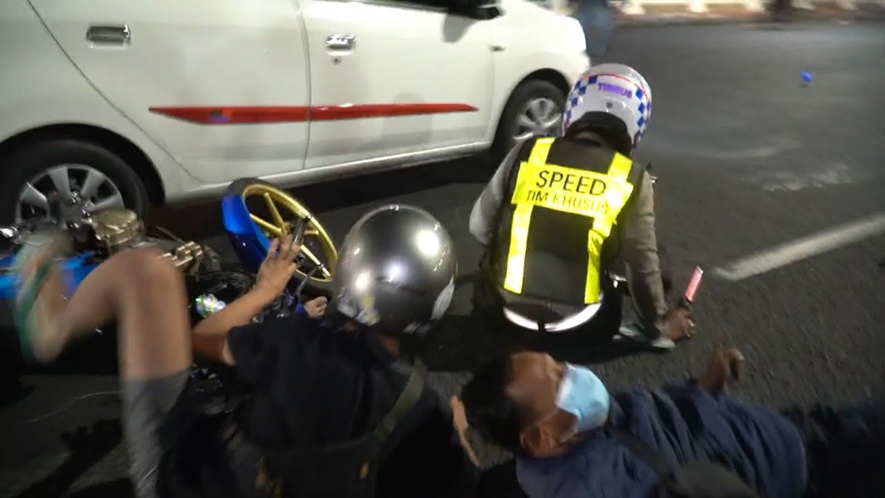 Pemotor mabuk tabrak Polisi dan Wartawan saat razia malam minggu di surabaya