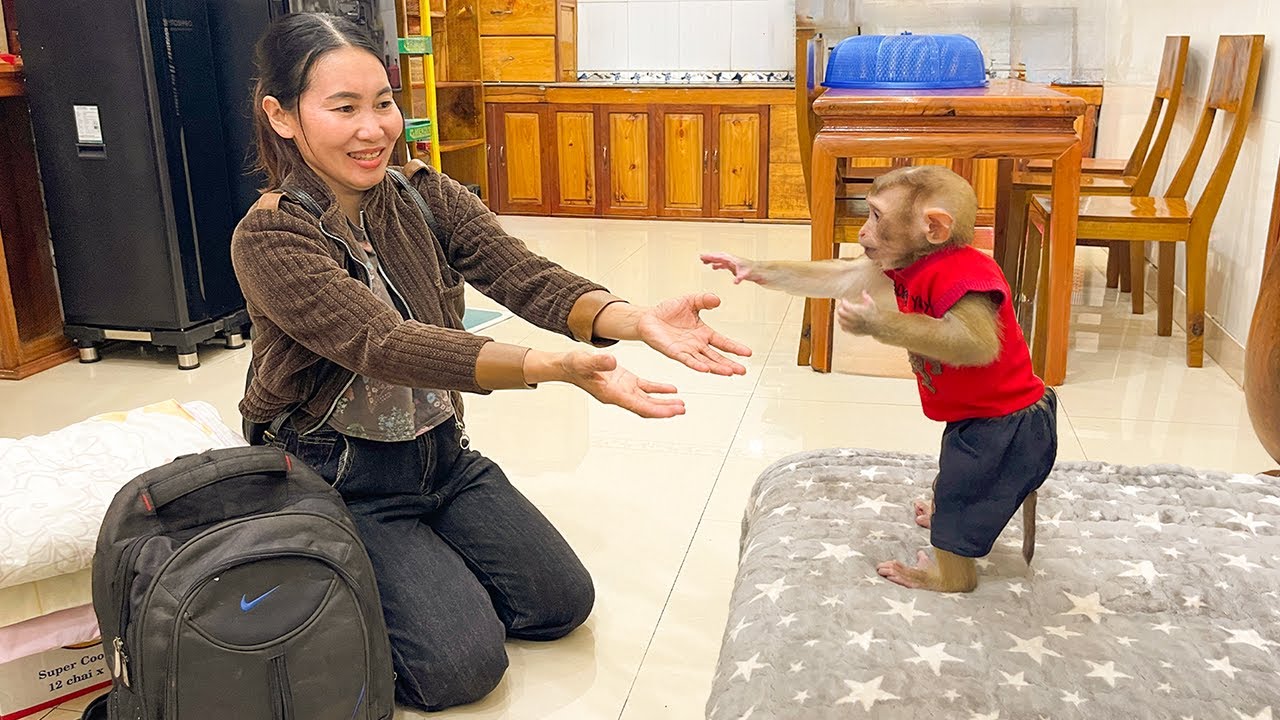 YuYu happily welcomes Mom back home!