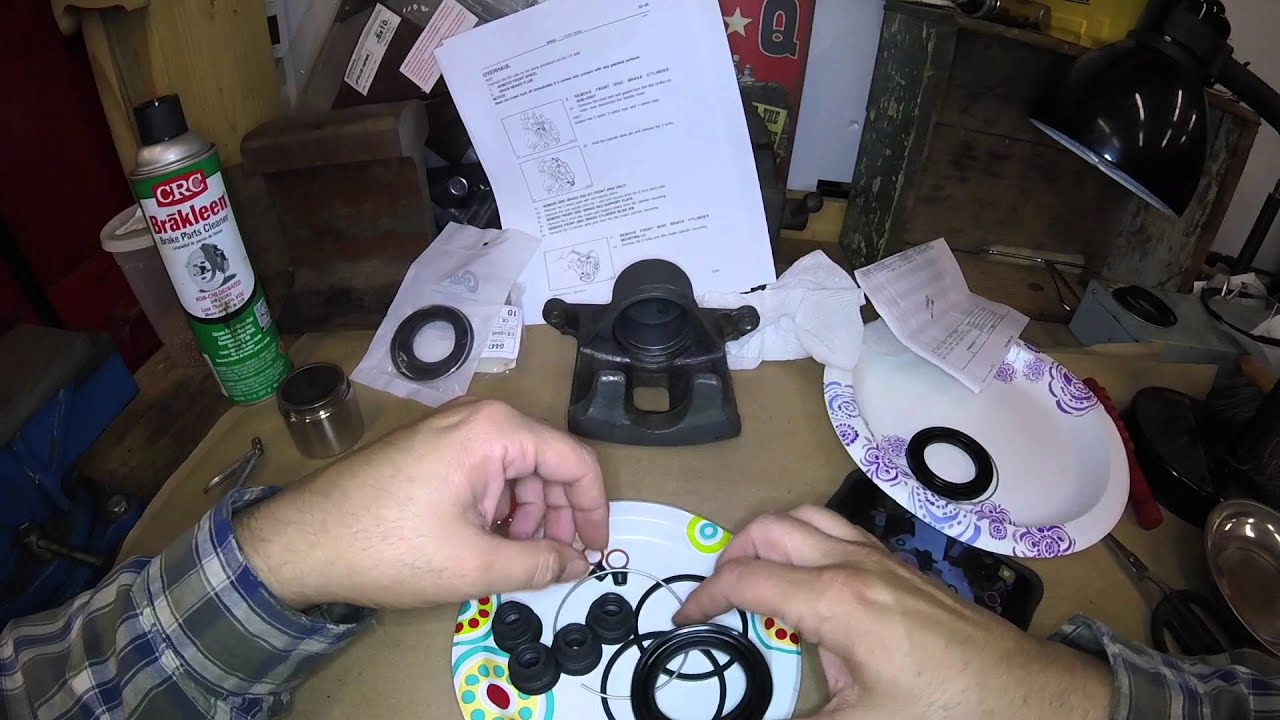 Ремонт заклинившего тормозного суппорта Corolla с использованием заводского комплекта.