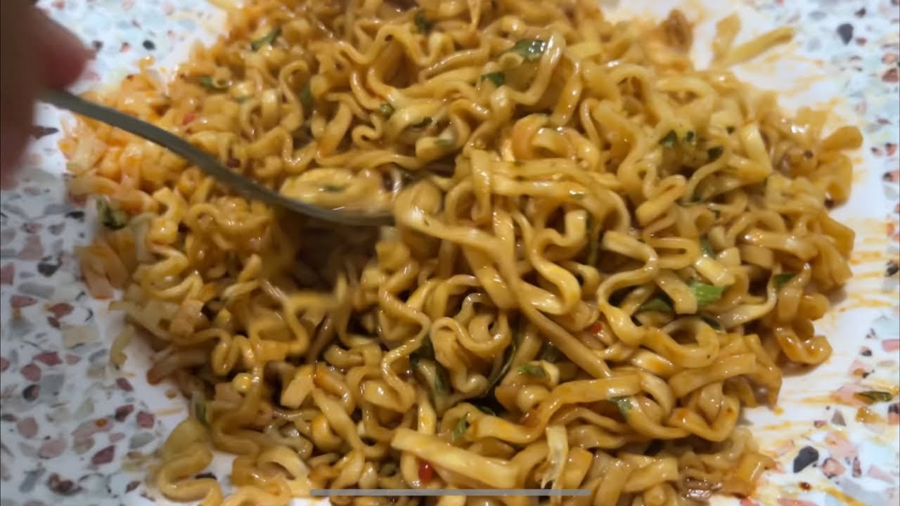 Mencoba Mie Goreng Pedas ala Chef Devina - Kok Diumpetin 😅 [Mi Sedap]