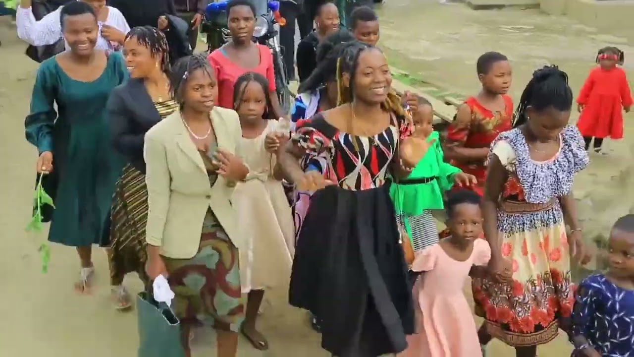 KANISA LA FPCT NZOVWE MBEYA, WAKIMKABIDHI MCHUNGAJI WAO GARI TAR 01/JAN/2024
