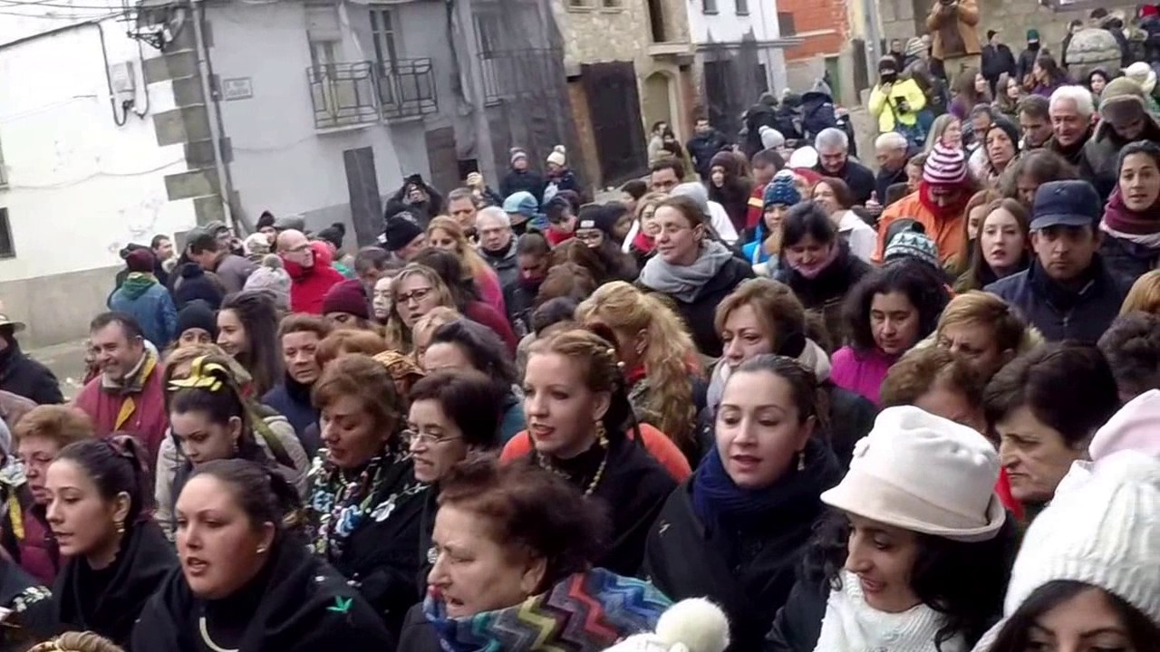 Jarramplas de Piornal [9]: Comienza la procesión e San Sebastián con los dos Jarramplas de frente