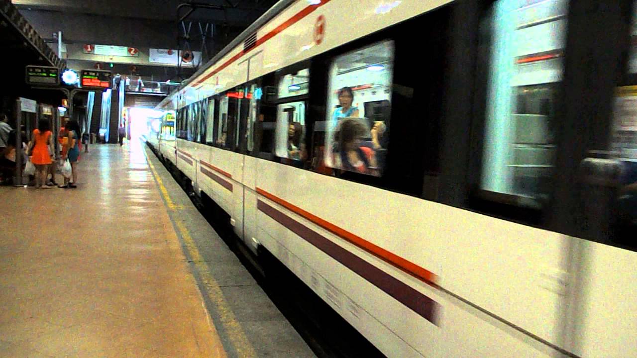 Renfe Cercanias - 447.140R rumbo a Cercedilla en la C2/C8 saliendo de Atocha