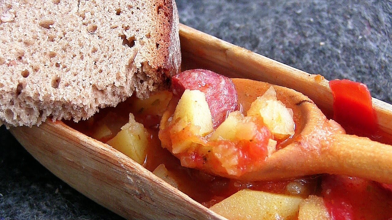 Deftige Kartoffelsuppe mit geräucherter Bauernbratwurst - Bushcraft Küche