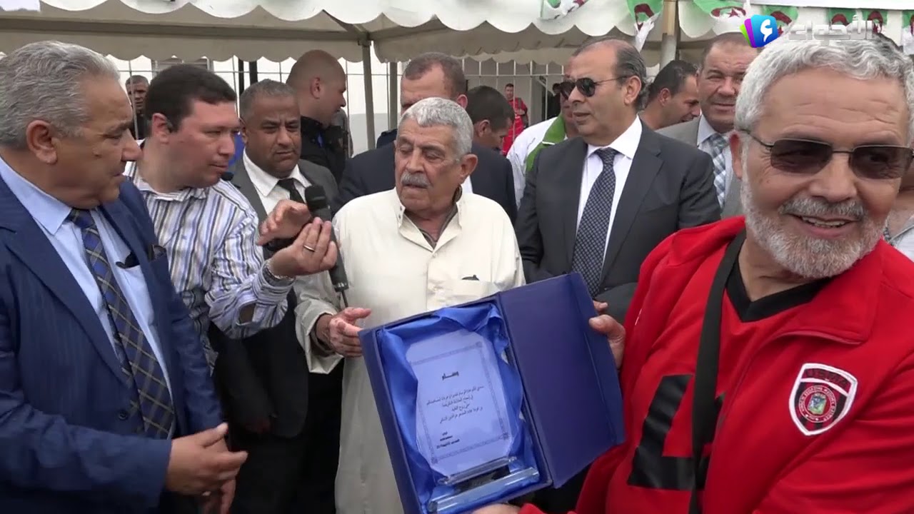 الاسرة الرياضية بالشلف بمعية قدماء اللاعبين والسلطات الولائية تكرم عائلة الفنان الشاب عز الدين