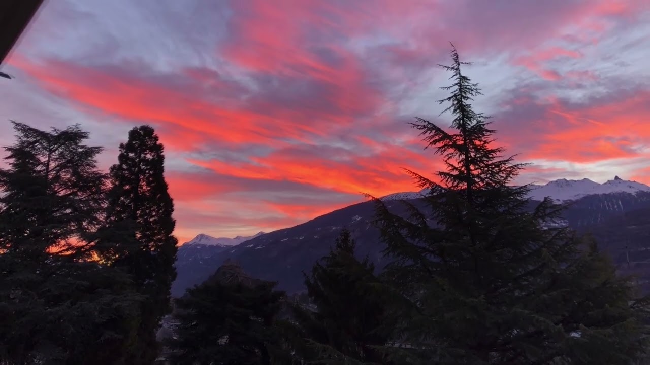 Lever du soleil en feu à Sion/Valais/Suisse 🌞